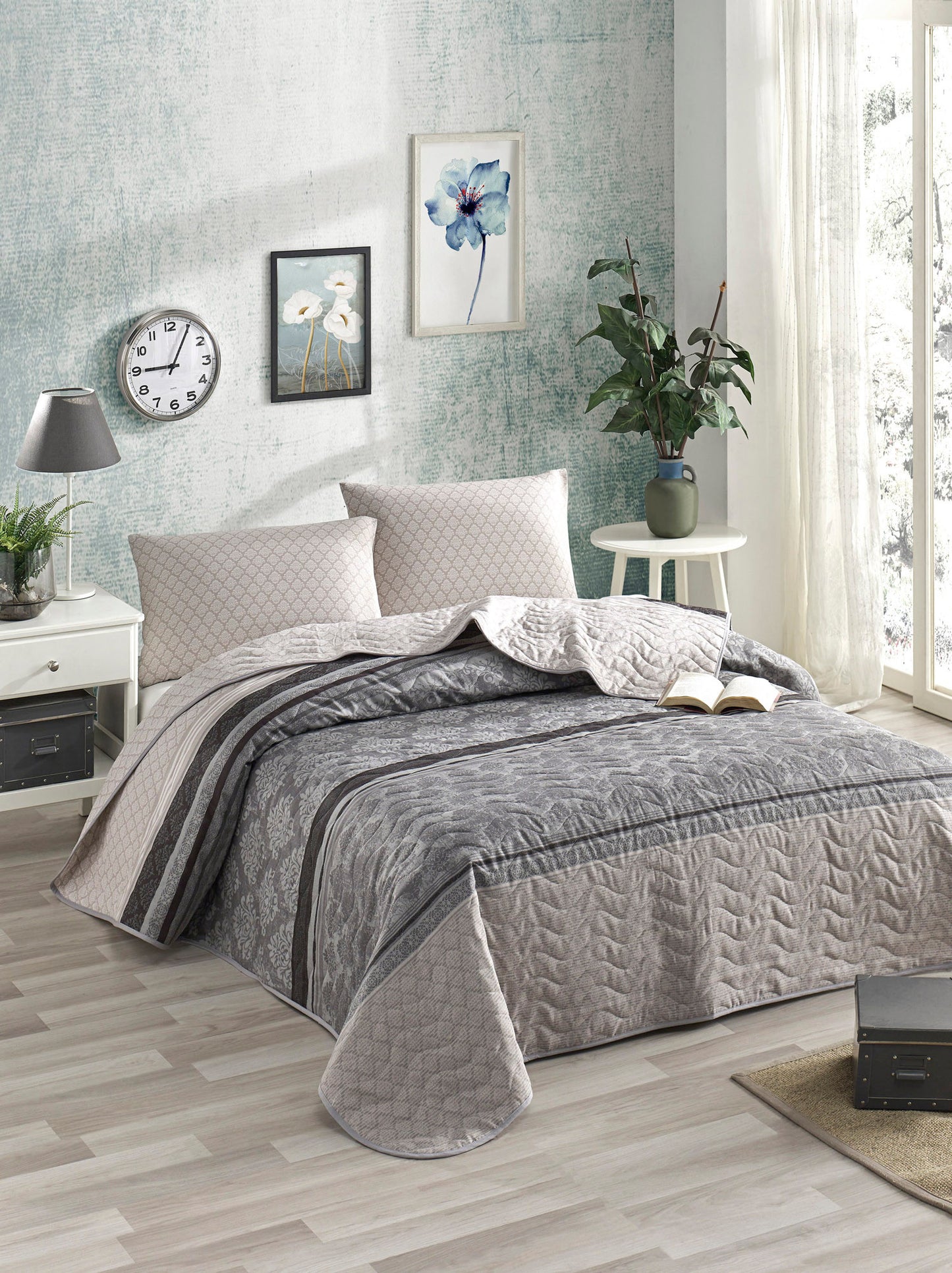 Prekrivač i 2 jastučnice HUNTER 65% PAMUK - 35% POLIESTER (Navlaka) - 100% VLAKNA (Punjenje)Prošivena navlaka(Podstavljena): 240 x 220 cm270 gr-m²Jastučnica: 60 x 60 cm (2 komada), Creative - Grey