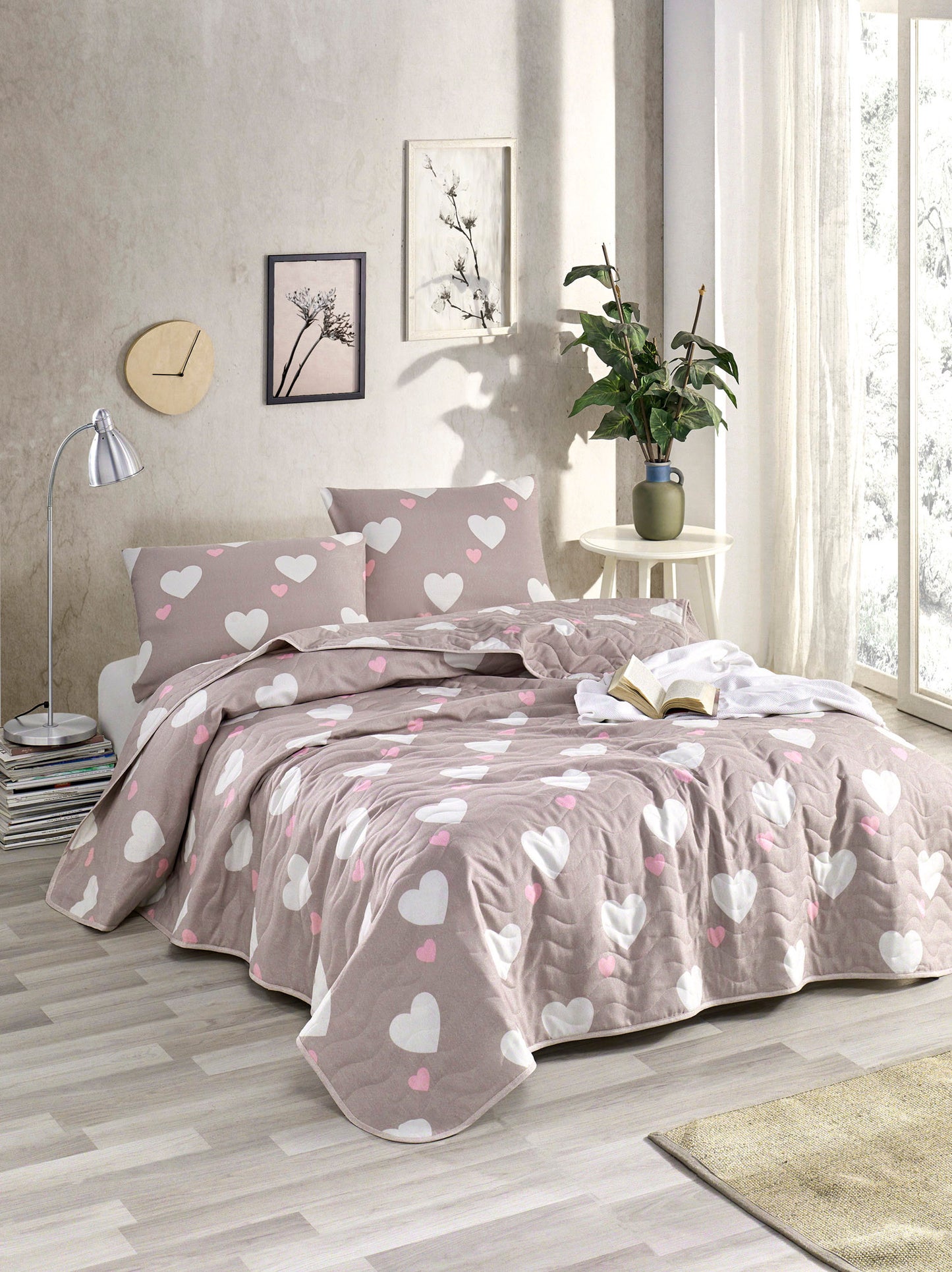 Prekrivač i 2 jastučnice NICHOLAS 65% PAMUK - 35% POLIESTER (Navlaka) - 100% VLAKNA (Punjenje) Prošivena navlaka(Podstavljena): 240 x 220 cm 270 gr-m² Jastučnica: 60 x 60 cm (2 komada), Herz - Dusty