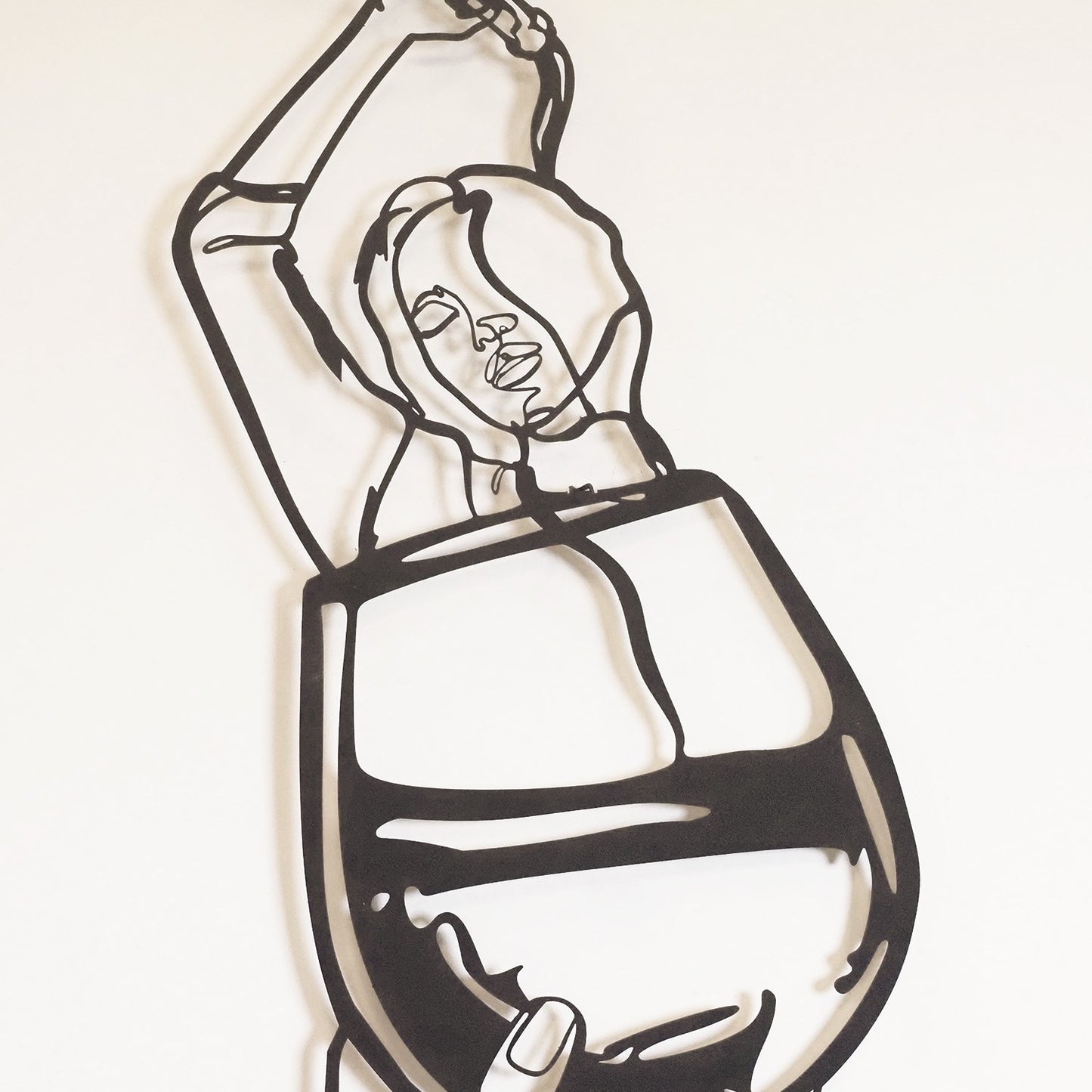 Metalna zidna dekoracija Glass of Wine Girl Line Art- APT749 M