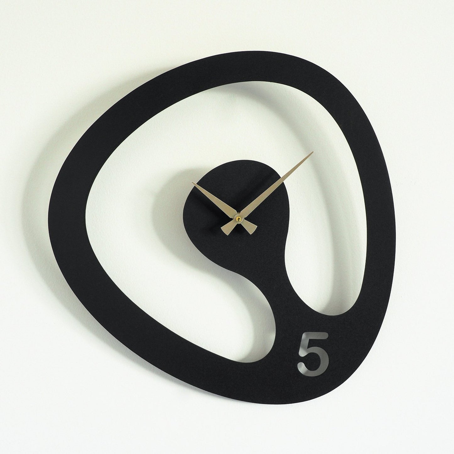Ukrasni metalni zidni sat Amorph Metal Wall Clock - APS104