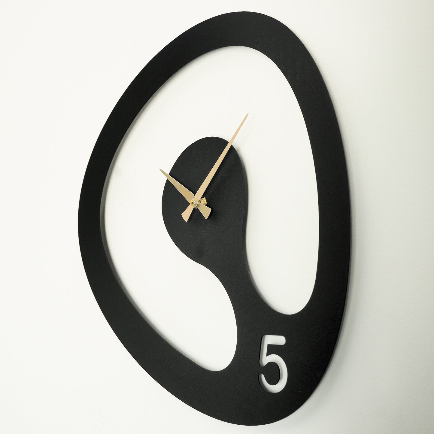 Ukrasni metalni zidni sat Amorph Metal Wall Clock - APS104