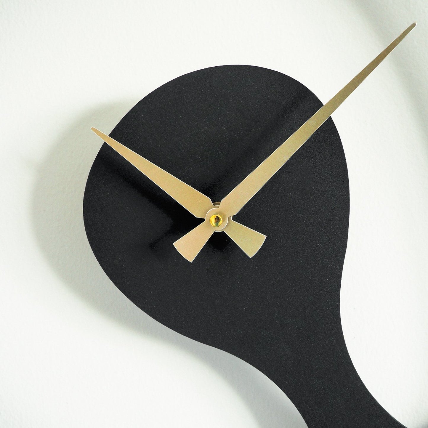 Ukrasni metalni zidni sat Amorph Metal Wall Clock - APS104