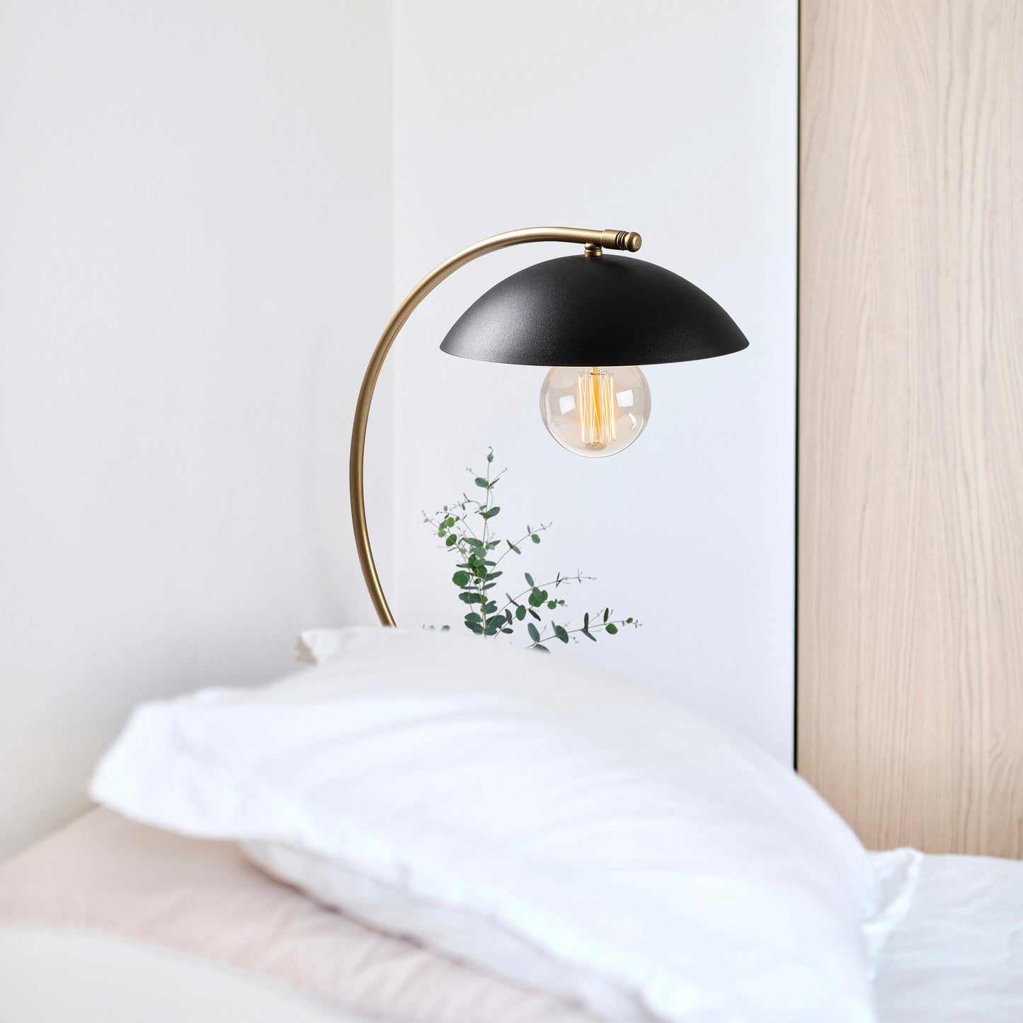 Stolna lampa SWAN, crno- zlatna, metal, 26 x 43 cm, visina 55 cm, promjer sjenila 25 cm, visina 8 cm, duljina kabla 150 cm, E27 40 W, Sıvani - NT - 150