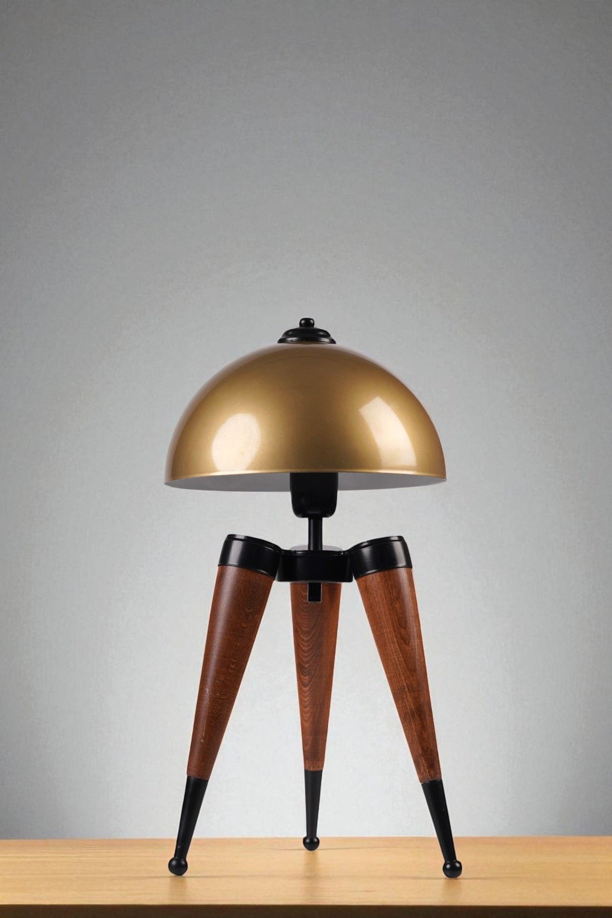 Stolna lampa 989, zlatna, orah