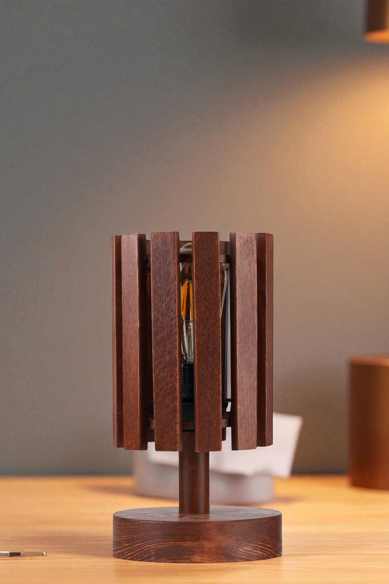 Stolna lampa 047, orah