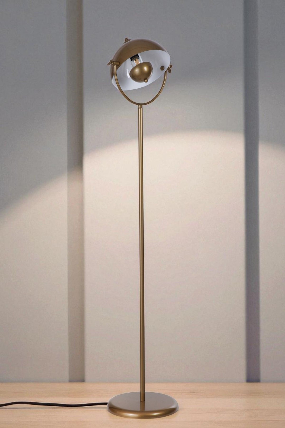 Podna lampa 156, zlatna