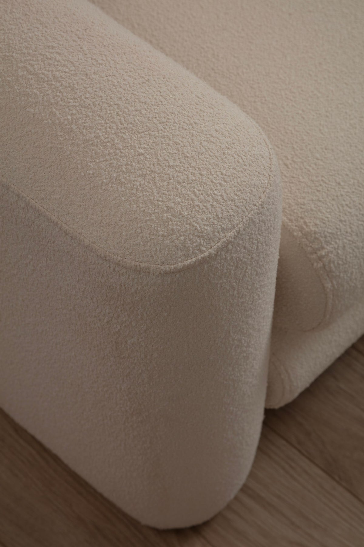 Fotelja Lily Cream – s krilnim naslonima