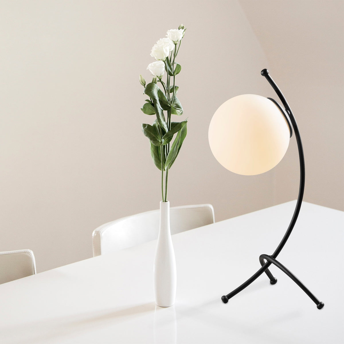 Stolna lampa YAY, crno-bijela, metal-staklo, 23 x 18 cm, visina 43 cm, promjer kugle 15 cm, duljina kabela 200 cm, E27 40 W, Yay - 5011