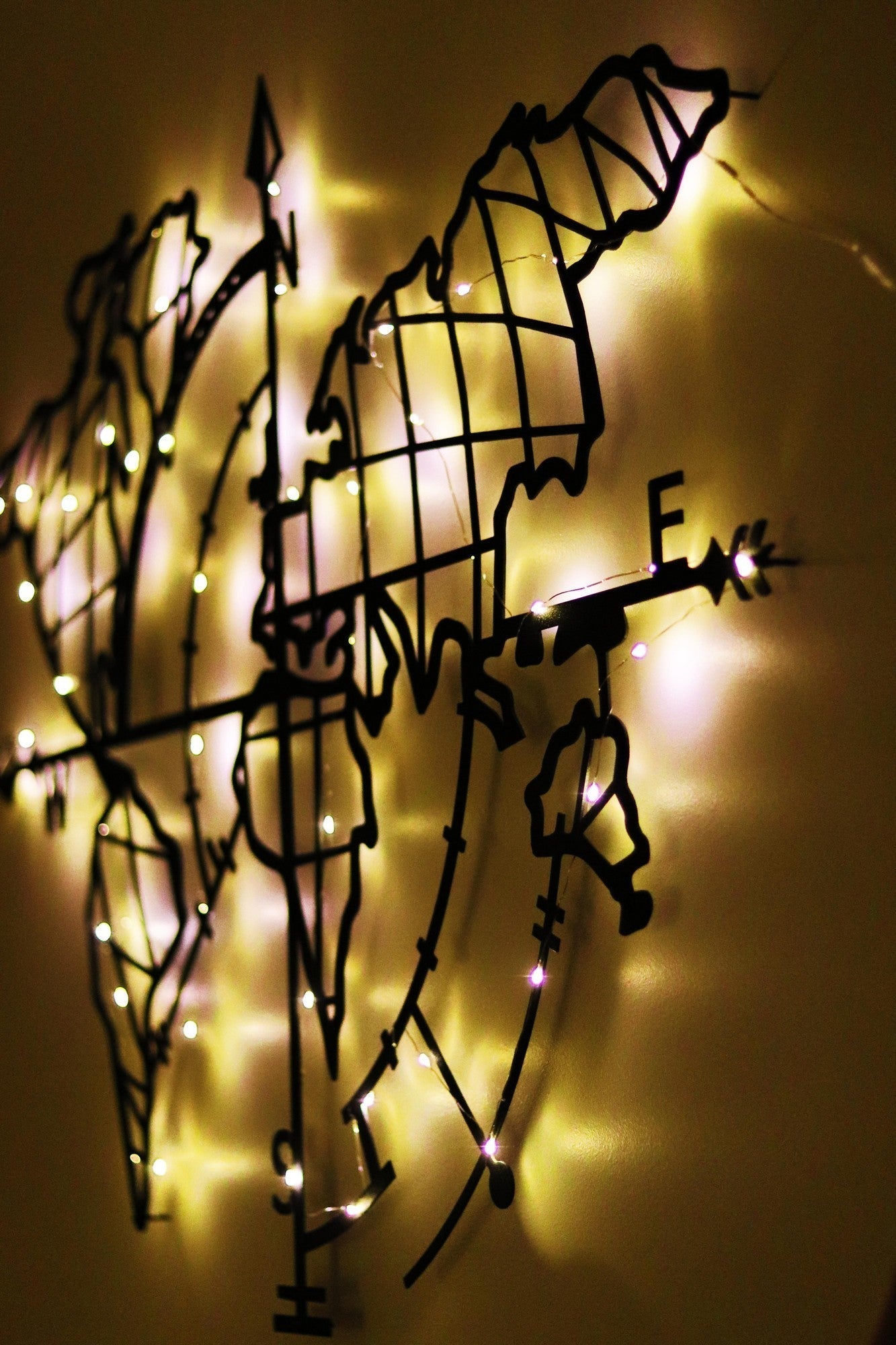 Metalna zidna dekoracija, World Map Compass Led - Black