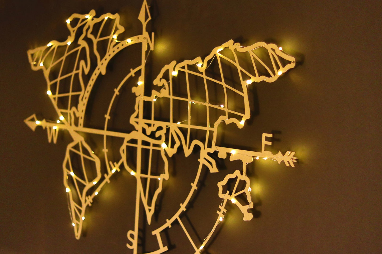 Metalna zidna dekoracija, World Map Compass Led - Gold