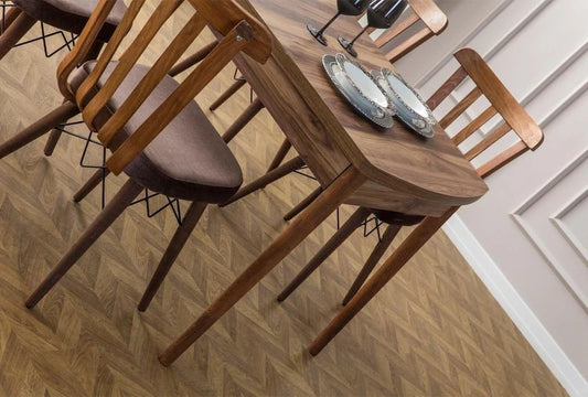 Set sa blagavaonskim proširivim stolom i stolicama (5 komada)