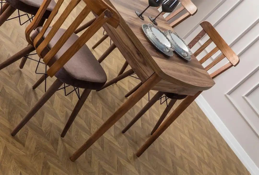 Set sa blagavaonskim proširivim stolom i stolicama (7 dijelova)