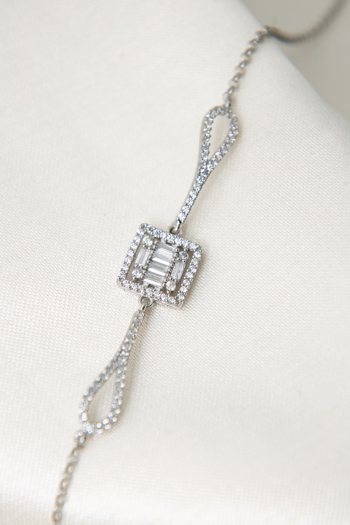 3fb17608852557fcb8e8ecf18ae0b28c