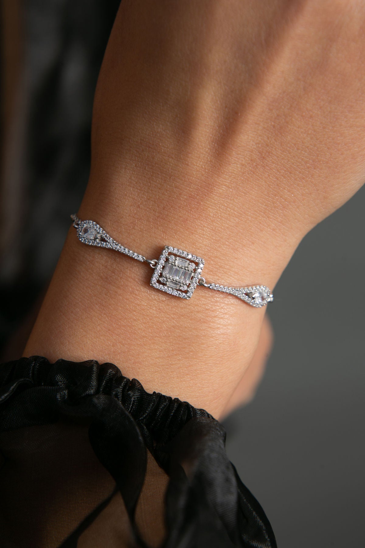 11b205cb2e60748a87eac6c4f2e2b052